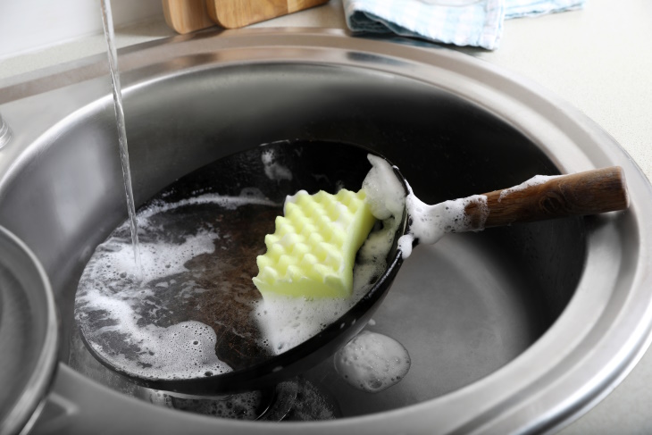 How to Remove Burnt Frying Pans cleaning a pan