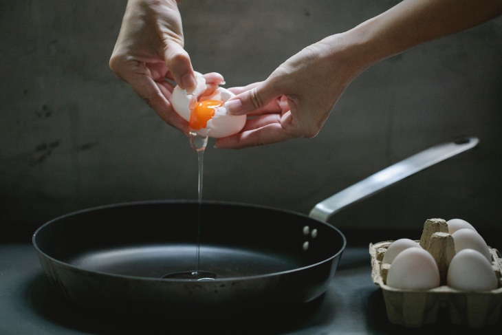 How to Remove Burnt Frying Pans breaking egg frying pan