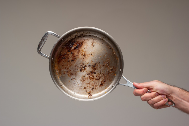 How to Remove Burnt Frying Pans dirty frying pan
