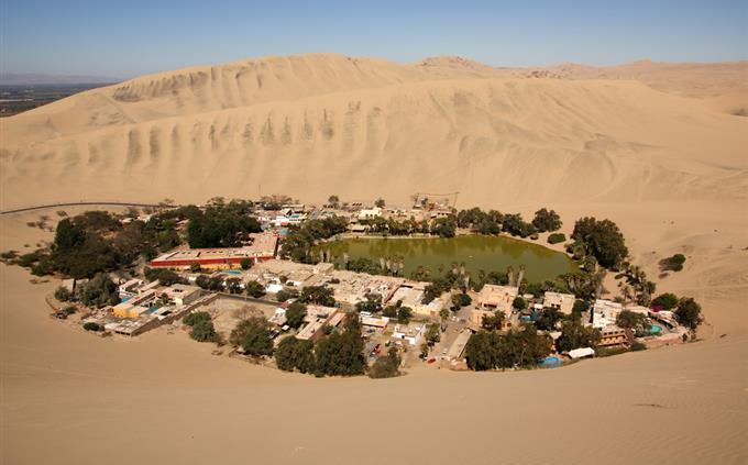 Where is this town: Huacachina