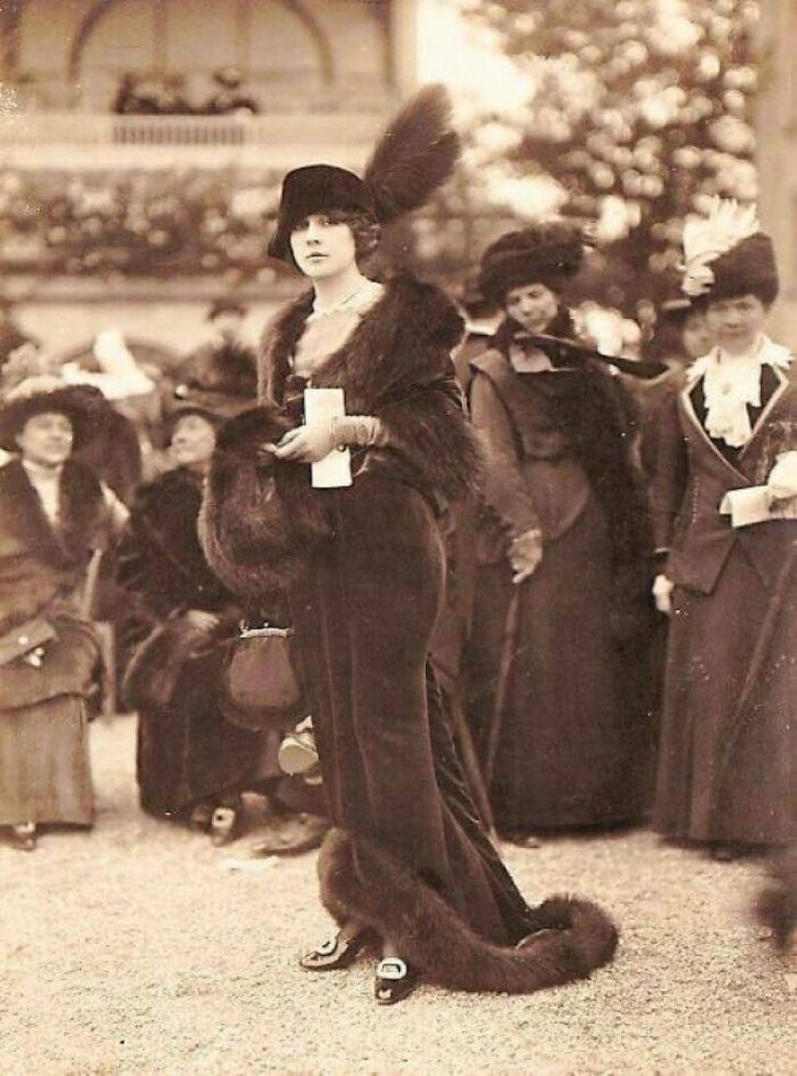 Historical Photos "Another Fashionable Day At Longchamp, France 1911"