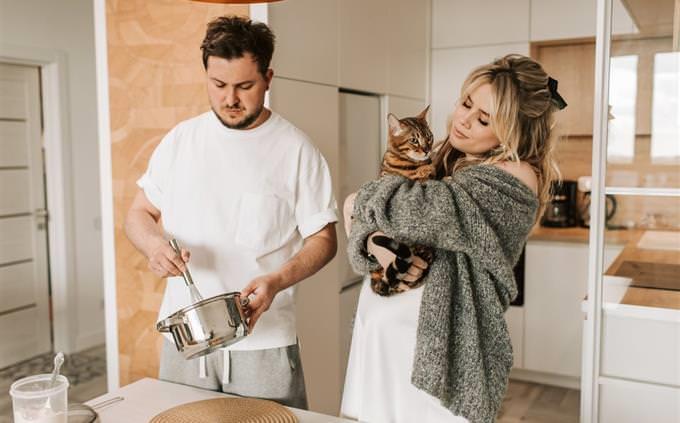 What the morning routine reveals about the personality: A couple prepares food