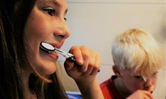 What the morning routine reveals about the personality: children brush their teeth