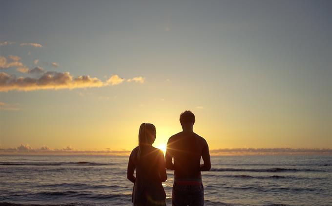 Test of a toxic relationship: a couple at sea against a sunset