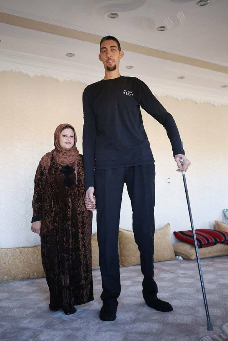 Photos From History and Beyond Sultan Kosen (8 ft 2.82 in), the world's tallest man, and his wife, Merve Dibo (5 ft 9 in)