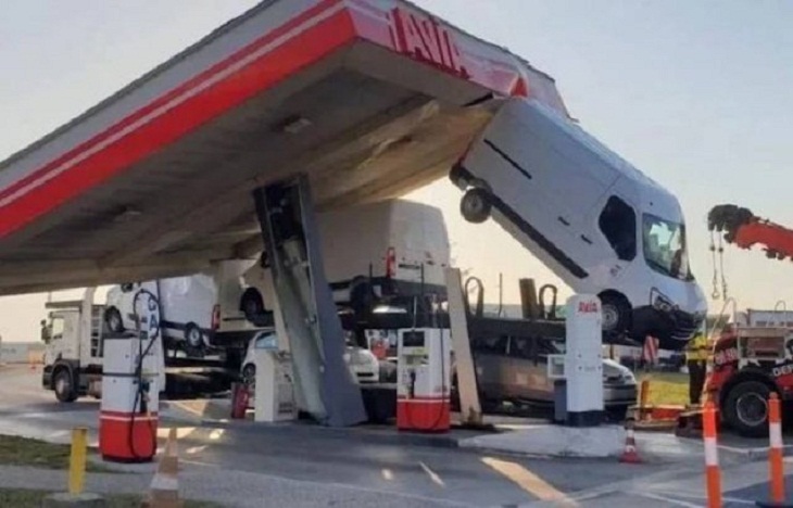 Funny Driving Fails, petrol pump