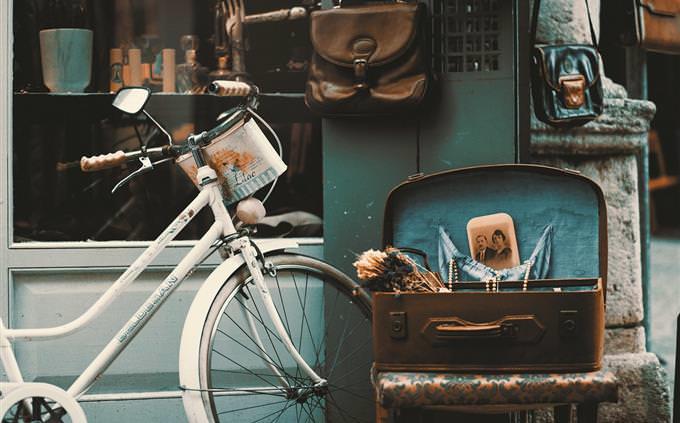 Memory test with street pictures: an open suitcase and a bicycle