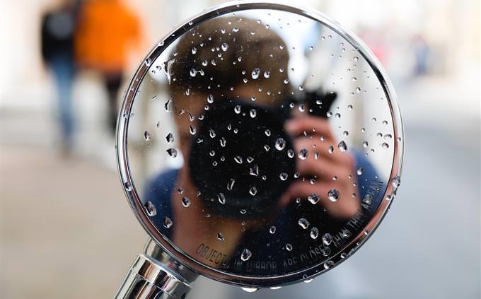 Memory test with street photos: a photographer reflected through a mirror