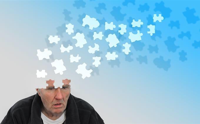 Memory test with street pictures: puzzle pieces fly from a person's head