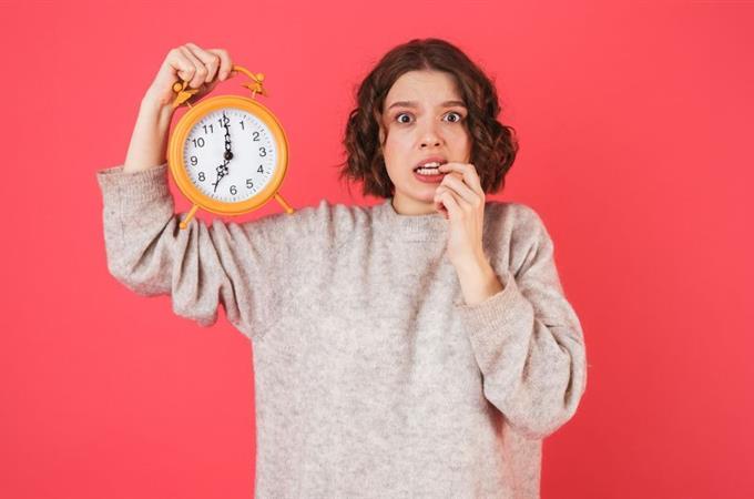 Artwork memory test: Woman holding a clock