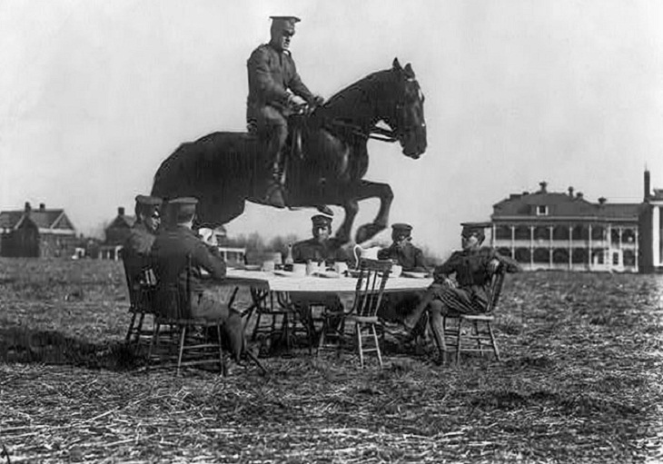 Fotos De Hace 100 Años,  grupo de soldados del ejército estadounidense reunidos alrededor de una mesa