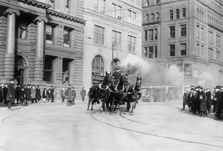 Fotos De Hace 100 Años, Camión de bomberos tirado por caballos corriendo