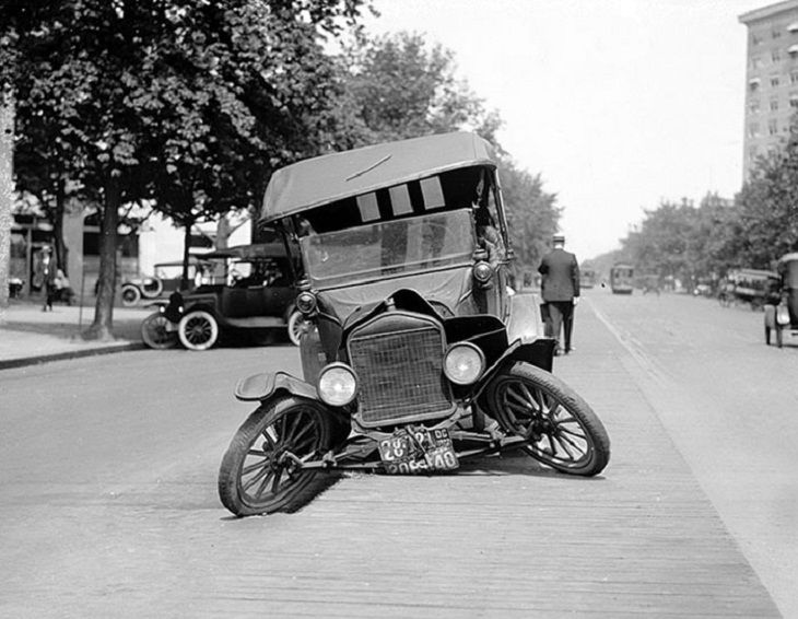 Fotos De Hace 100 Años,  Un Ford Modelo T averiado