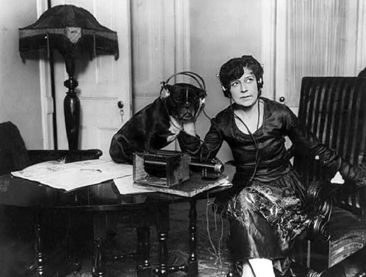  Fotos De Hace 100 Años, Una mujer y su perro escuchando la radio