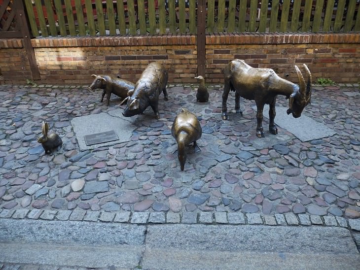 פסלי חיות מפורסמים מסביב לעולם: פסל החיות לשחיטה, ורשה, פולין