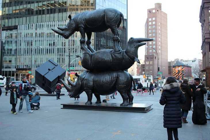 פסלי חיות מפורסמים מסביב לעולם: פסל הקרנפים באסטור פלייס, ארה"ב