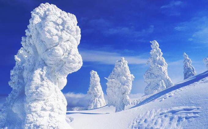 Artificial intelligence or real image: columns of snow