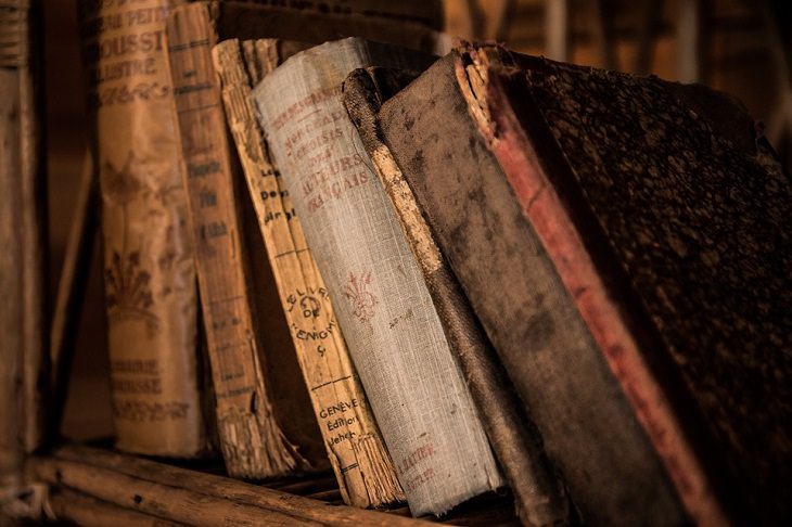 פתרונות לספרים ישנים: ספרים עתיקים מונחים על מדף