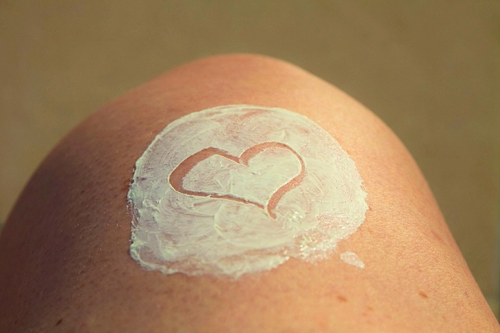 Before retiring to bed, apply a moisturizer on your skin.