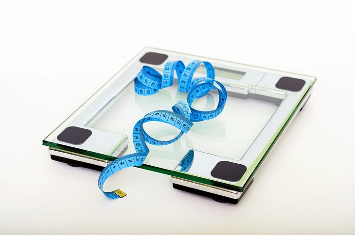 השפעת מזון חריף על הבריאות: משקל וסרט מדידה
