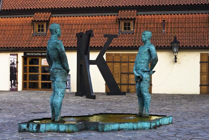מוזיאונים מומלצים בפראג: פסלים במוזיאון פרנץ קפקא