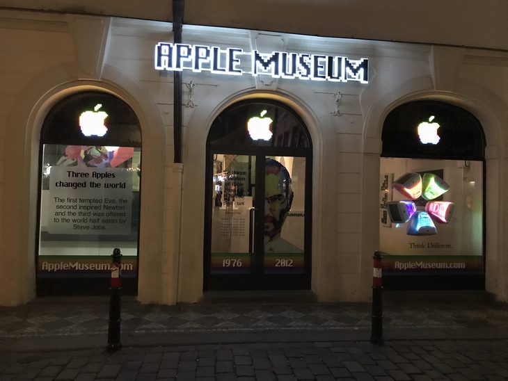 מוזיאונים מומלצים בפראג: חזית מוזיאון אפל