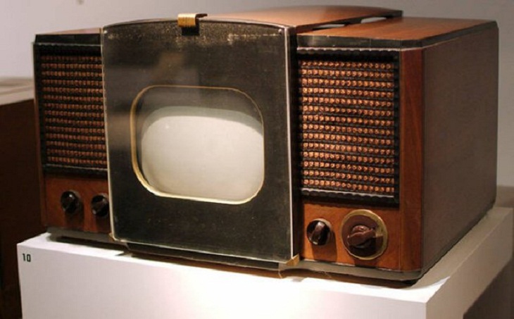 Vintage Versions of Modern Technology, TV set
