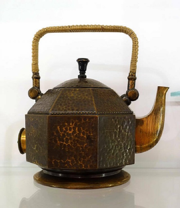 Vintage Versions of Modern Technology, Electric kettle