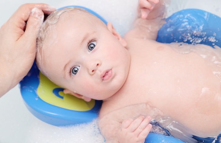תכשירים טבעיים לתינוקות: תינוק באמבטיה