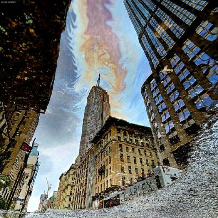 O Empire State Building refletido em uma poça oleosa