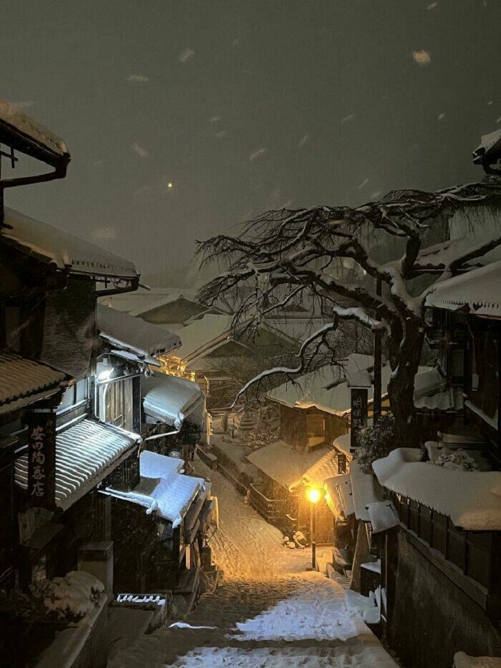 3. Nevasca noturna em Kyoto, Japão