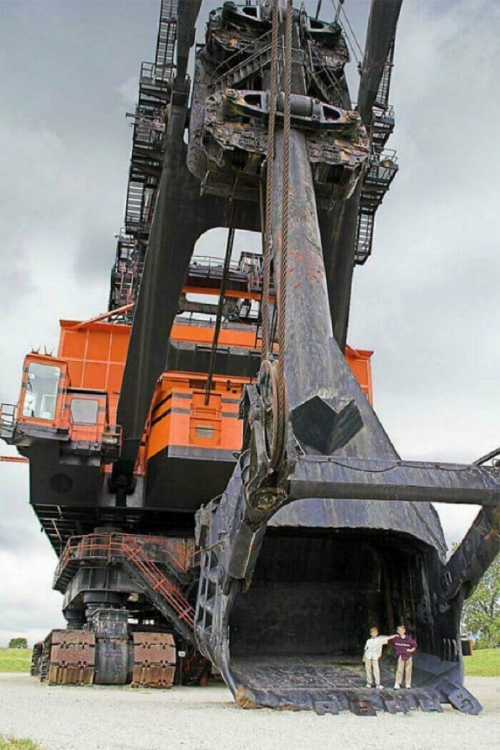Pictures of Massive Things, machine