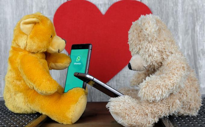 Falling in love test: teddy bears with phones