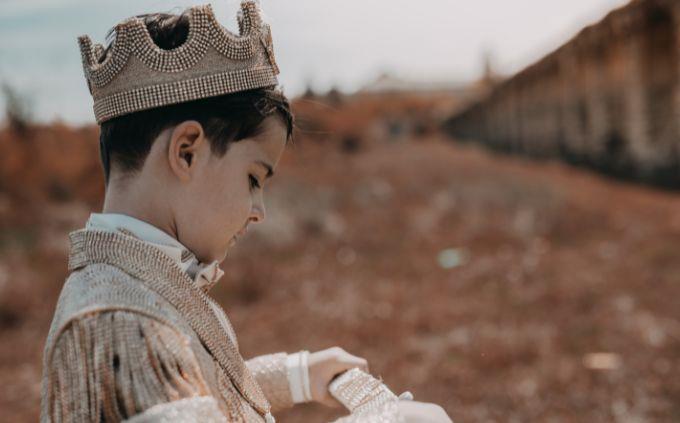 Hard trivia: A boy dressed as a prince