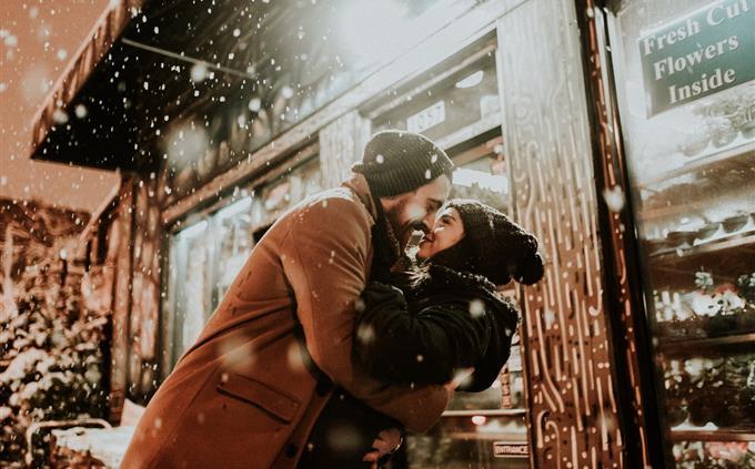 Personality test in a relationship: Guz kisses in the snow