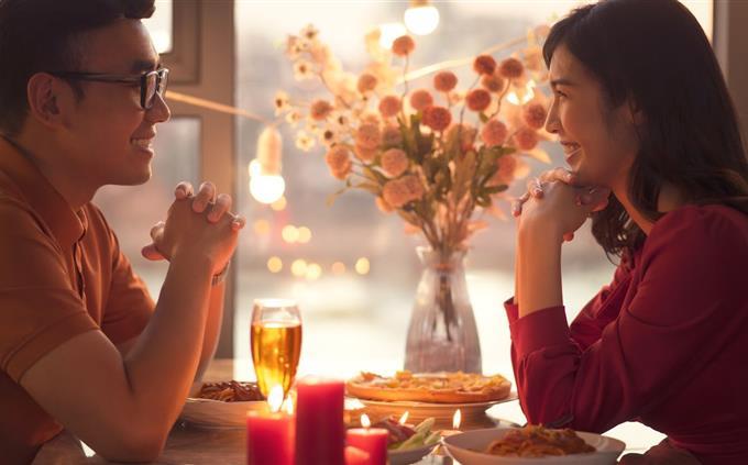 Personality test in a relationship: a couple in a restaurant