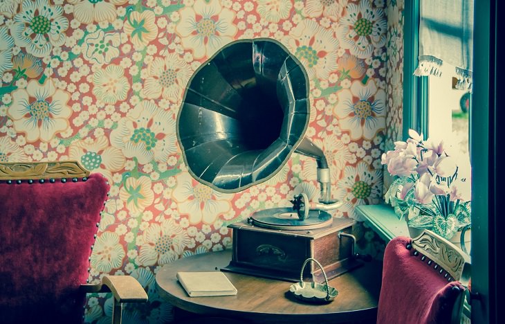 Musical movies: Gramophone on a table