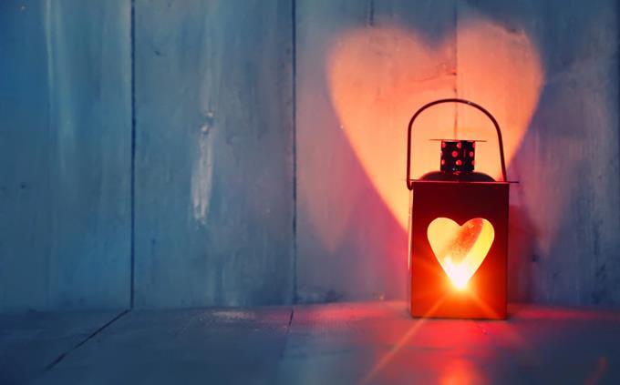 A test of flowers and romance: a lamp that creates the illusion of a heart