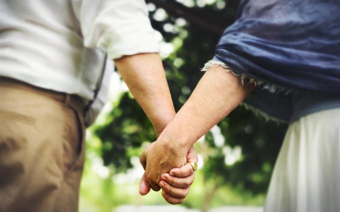 Flowers and romance test: a couple holding hands