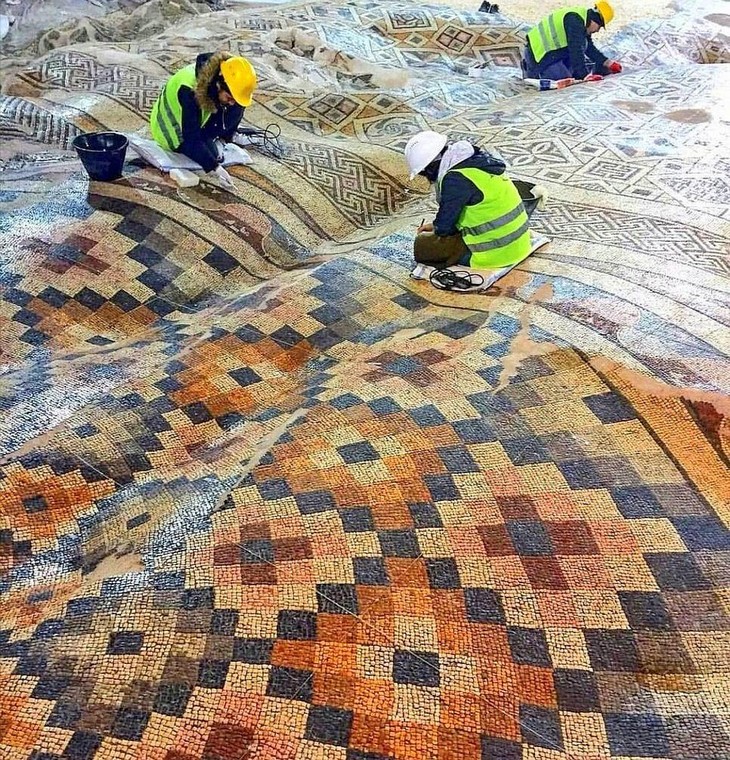 Things you don’t see every day: Ancient Roman mosaic with wave pattern