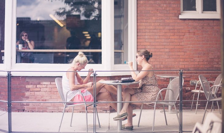 Surprising brain facts: Two women sitting and talking in a cafe