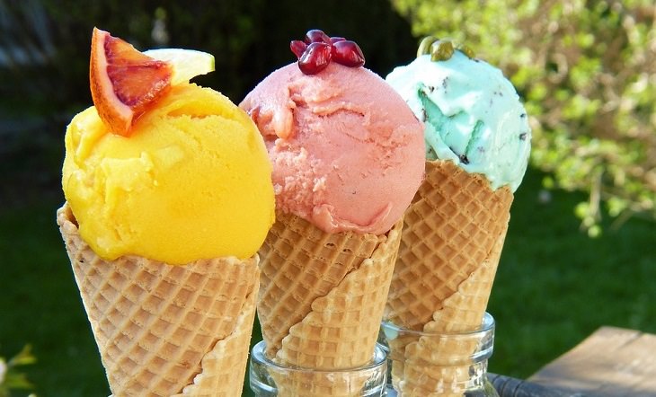 Surprising brain facts: Ice cream cones with fresh fruit toppings