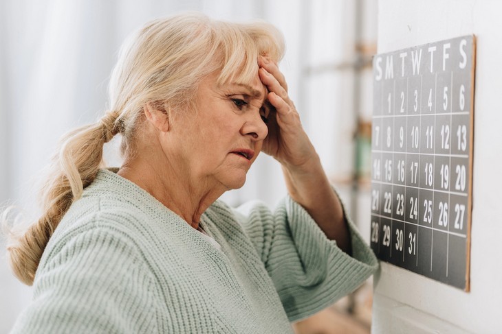 Signs of Slow or Rapid Brain Aging: Frustrated older woman looking at a calendar