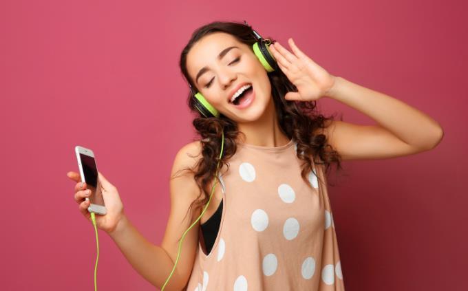 Song Decade Recognition Test: A woman listens to music