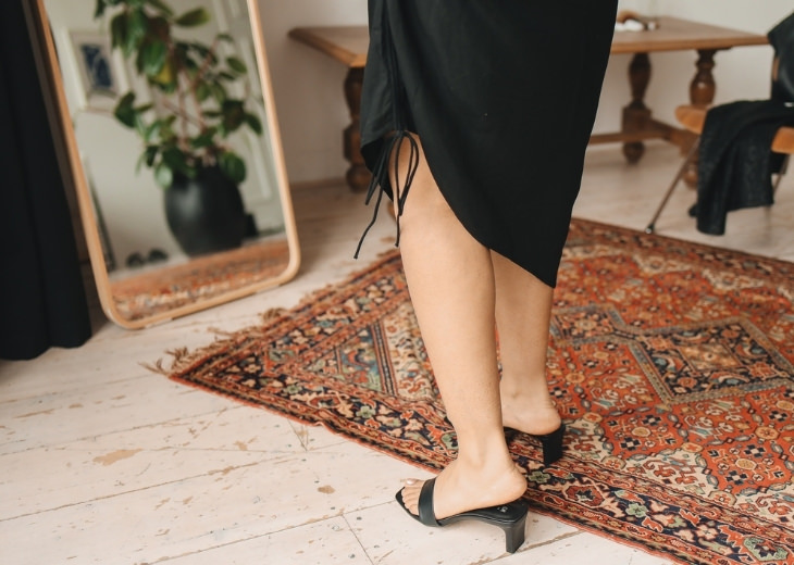 Actions and habits that cause lower back pain: Woman wearing a tight skirt and high heels