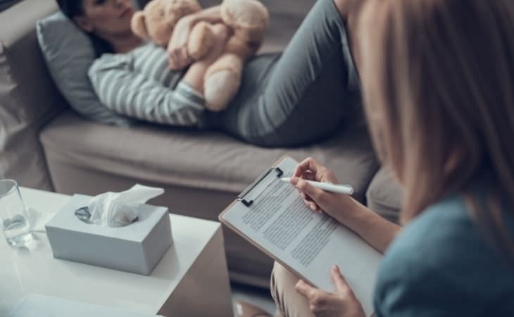 Egoism in Relationships: A woman lying on a couch hugging a teddy bear in a psychologist's office