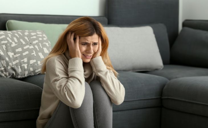 The difference between anxiety and panic attacks: A woman in a panic attack