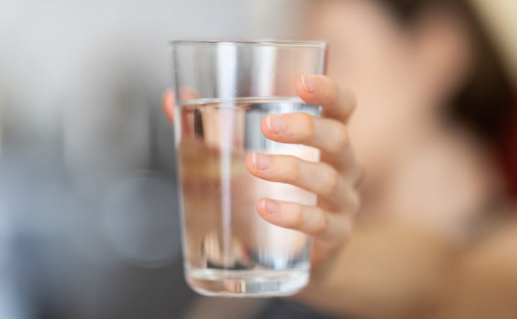 How long does it take to get rid of prediabetes: A hand holding a glass of water