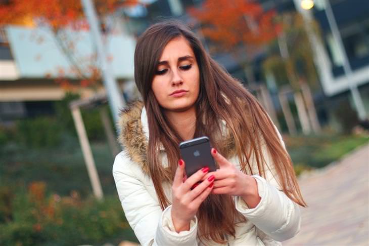 Natural solutions for preventing motion sickness: A woman looking at a smartphone screen