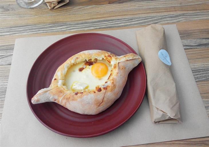 Recommended attractions on a 3-day trip to Tbilisi: Khachapuri